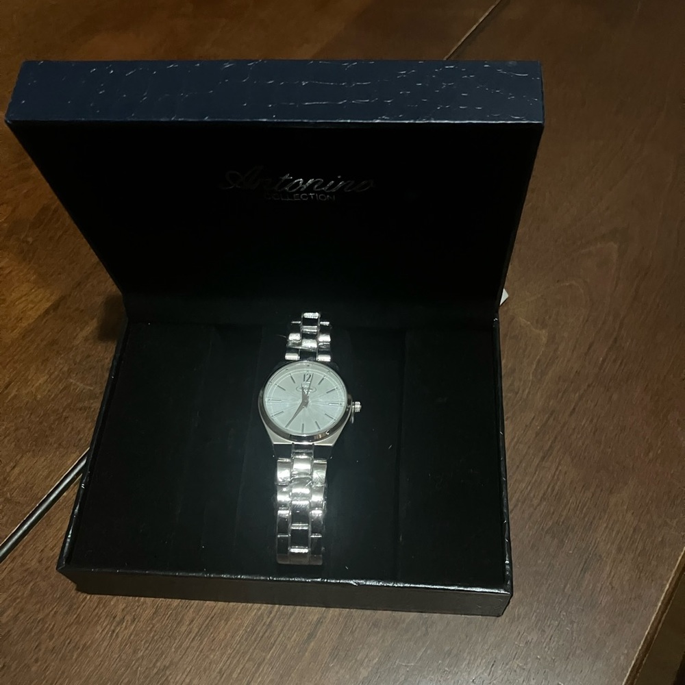 Womens Watch - Picture 2 of 3